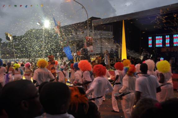 A noite cai em desfile de carnaval em Cayenne, na Guiana Francesa